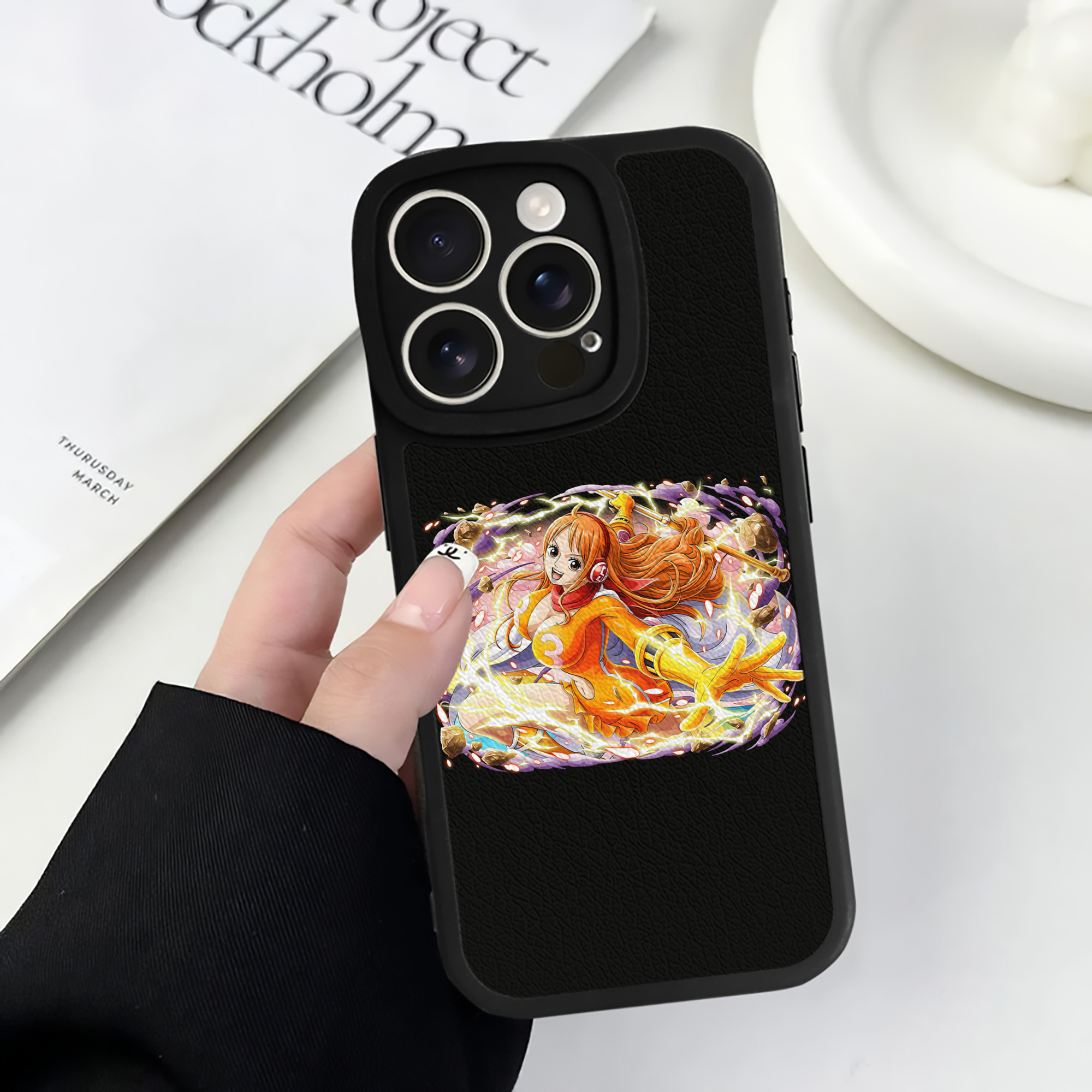 （画像用） ワンピース ナミ ONE PIECE Nami 【iPhone 16シリーズ対応】シリコンスマホケース（レザー調） 材質：シリコン